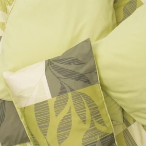 Detalle de cojines y funda nórdica verde con estampado de hojas